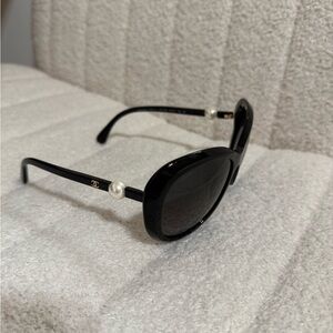CHANEL CC Pearl Polarized Sunglasses 5302-H Black